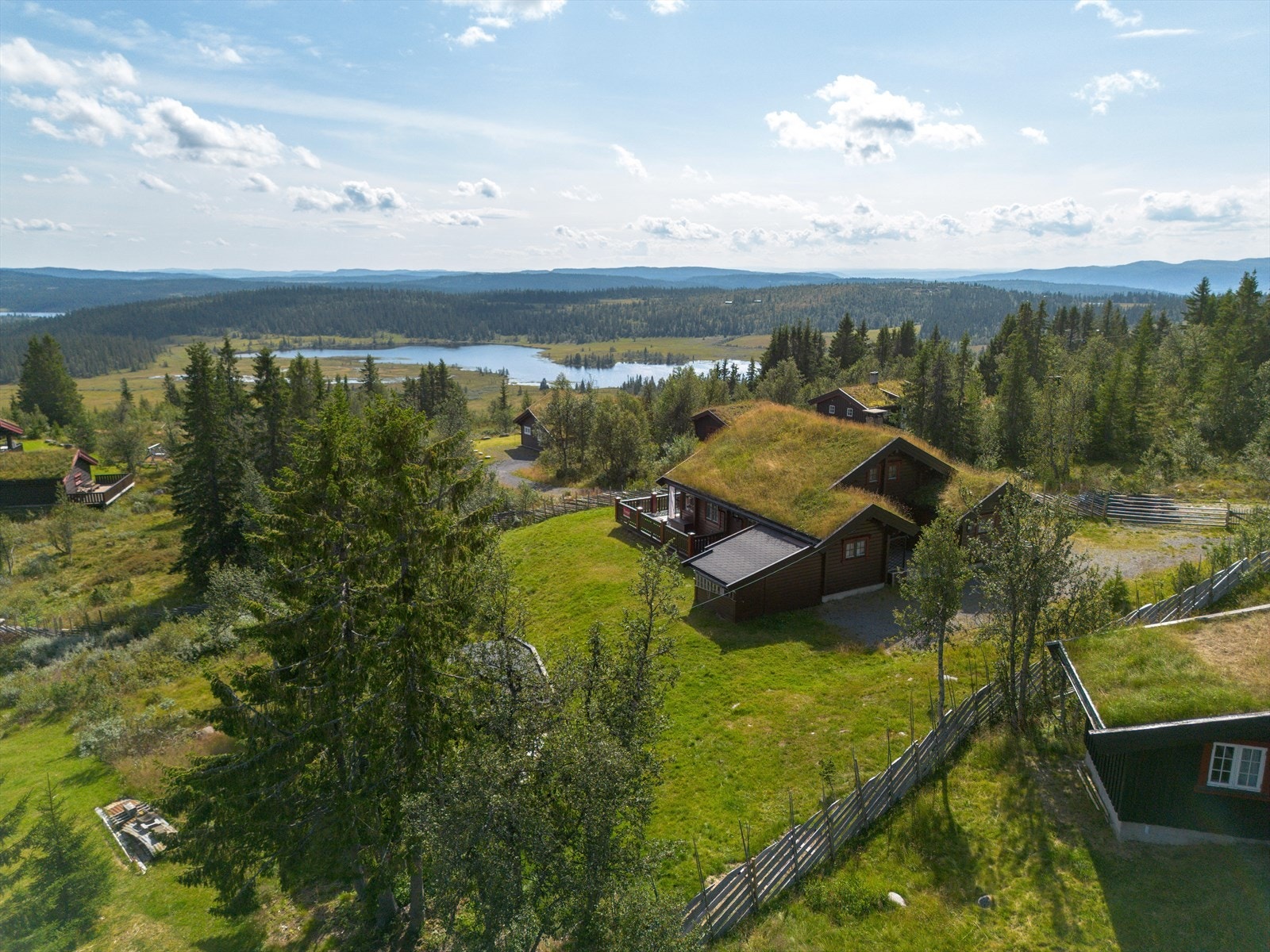 Eiendommen ligger idyllisk til på Gamlestølen,ca. 960 moh. med vid, flott utsikt og gode solforhold. Den ligger i et rolig og fredelig område omgitt av trivelige turområder og fint og variert skiterreng. Galleribilde