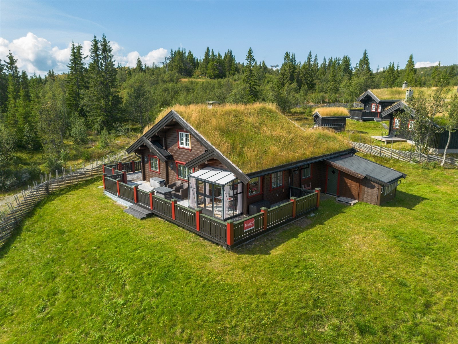 Fritidseiendommens bebyggelse består av hytte og uthus på stor eiertomt, og har god tradisjonell hyttestandard på overflater og utstyr. Galleribilde