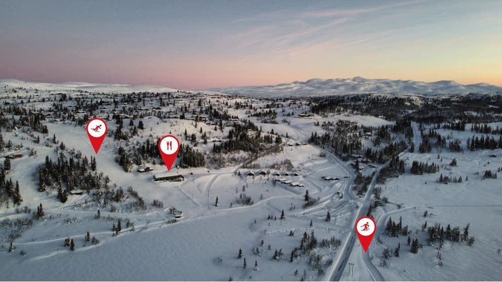 Eiendommen ligger i et populært område året rundt, og Gamlestølen Fjellstue kan by på servering i hyggelige omgivelser etter aktive dager i alpinbakken eller i områdets fantastiske skiløyper. (foto: Gamlestølen Fjellstue) Galleribilde
