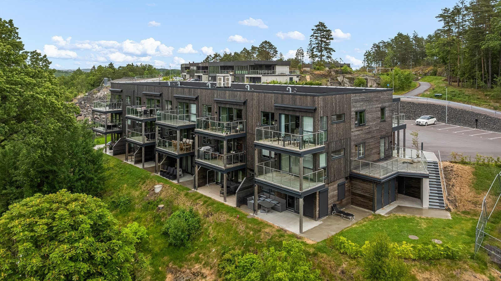 Inngang fra bakkeplan. Galleribilde