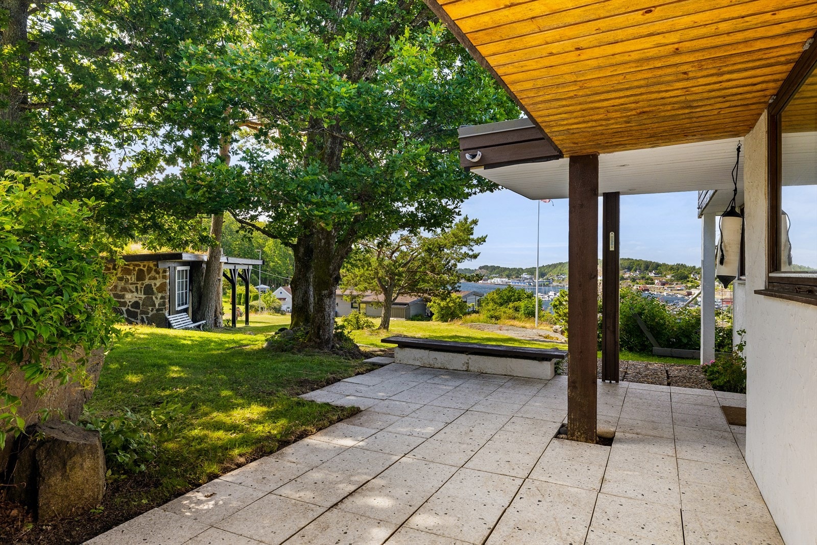 Ved det overbygde, nordøstvendte inngangspartiet er det en hellelagt velkomstterrasse. Galleribilde