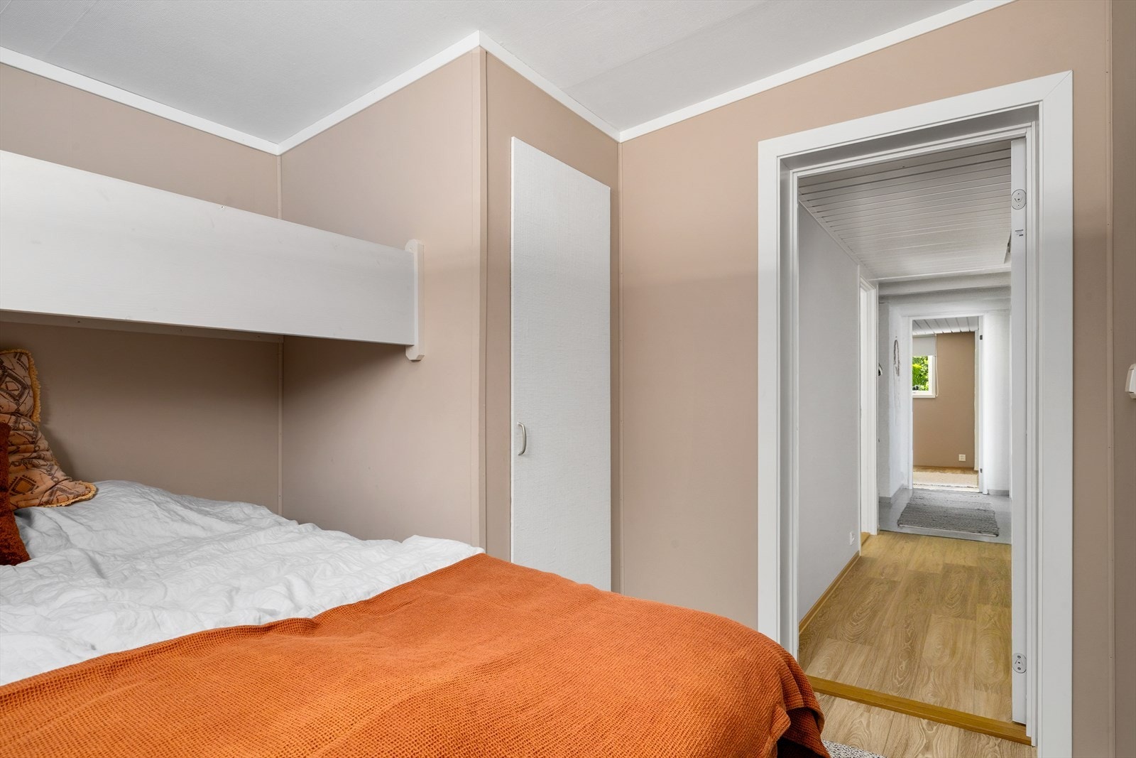 Det er tre pene soverom i hytta, og på ett av rommene er det et plassbygd skap. Galleribilde