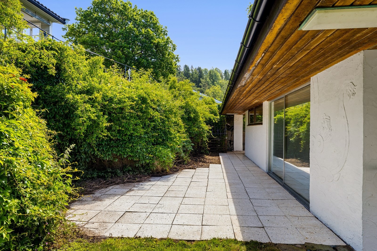 Ved hovedsoverommet er det en lun og skjermet uteplass med hellelagt dekke. Galleribilde
