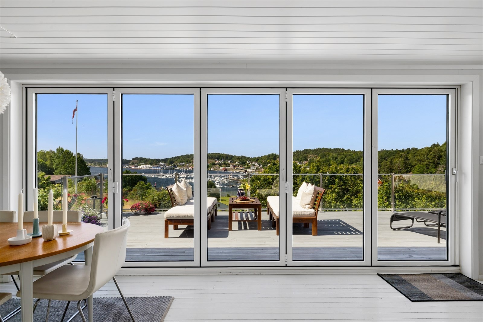 Foldedøren har glassflater med aluminiumsrammer. Galleribilde
