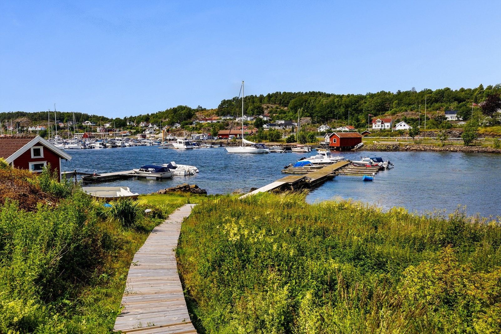 Nede ved vannet er det bademuligheter, samt tinglyst båtplass på en lang, felles brygge. Galleribilde