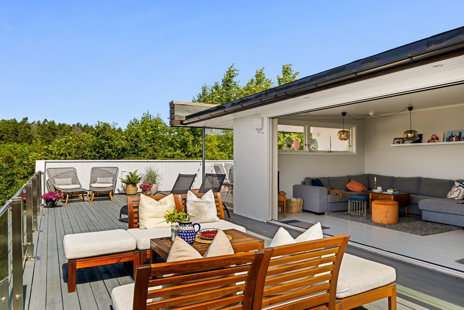Terrassen er en perfekt forlengelse av hytta på varme sommerdager. Galleribilde