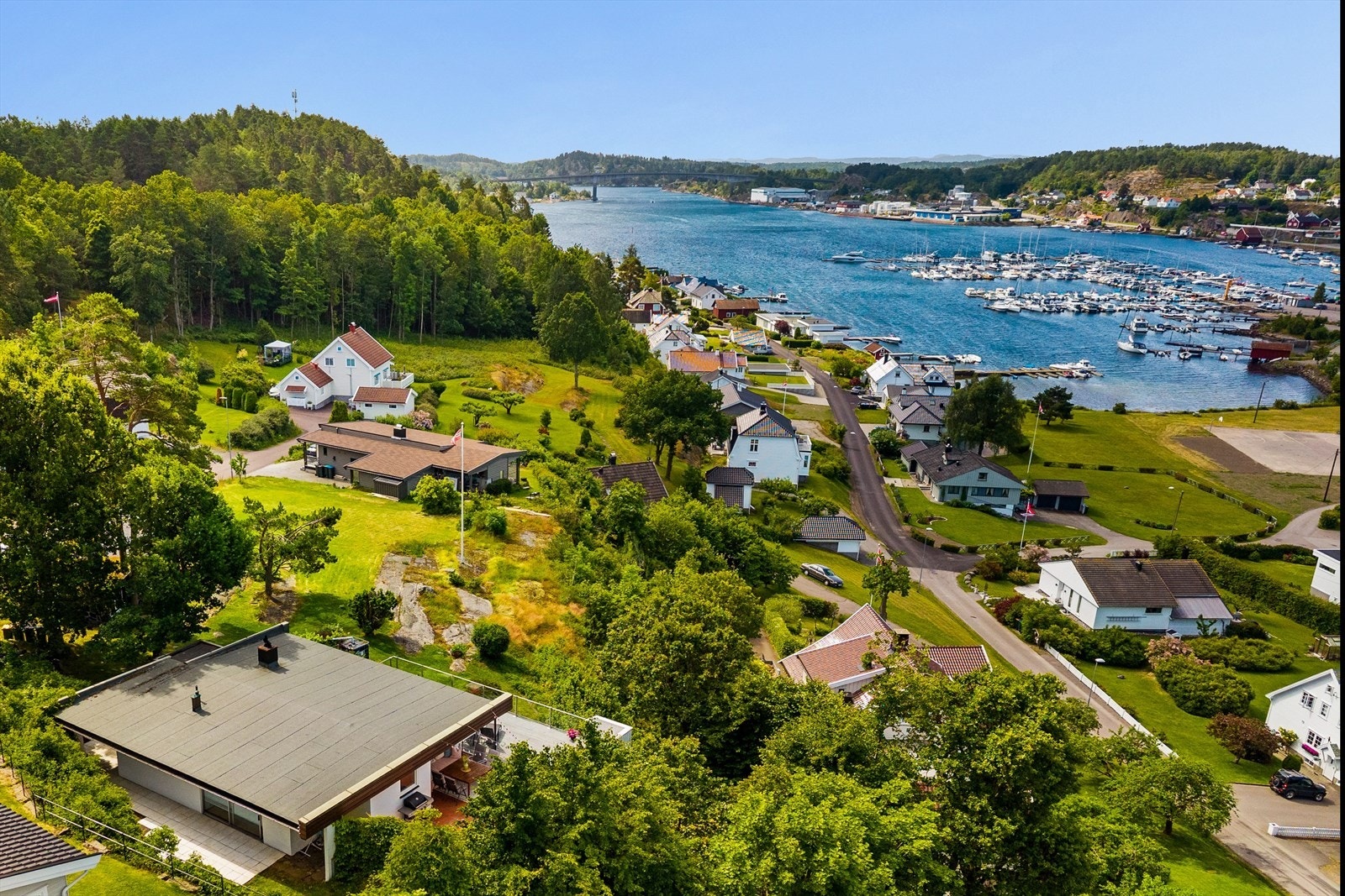 Fritidseiendommen ligger i et idyllisk og maritimt område på Kjøpmannskjær i Færder kommune. Galleribilde