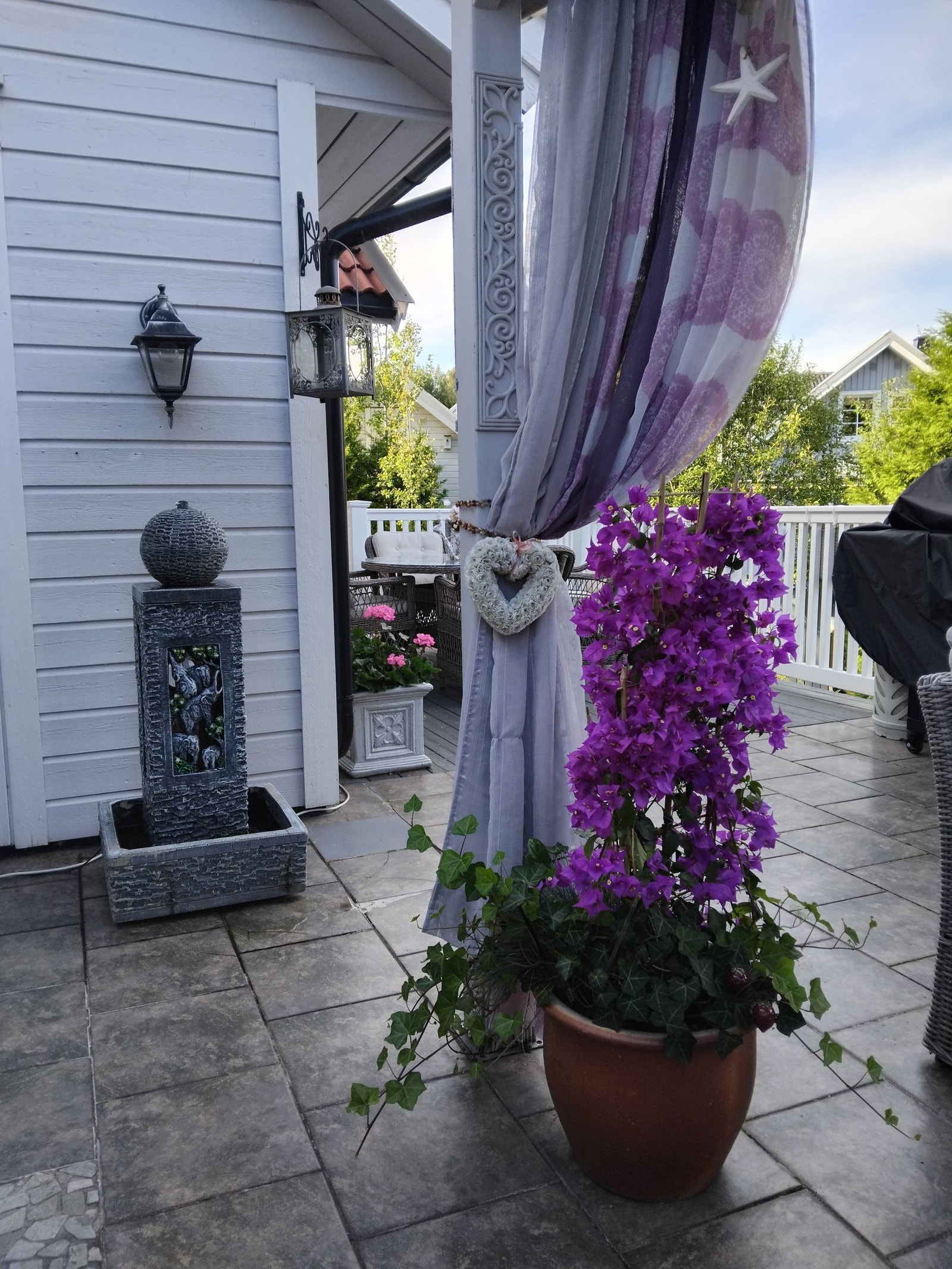 God plass til å pynte opp med fine fontener og blomster Galleribilde