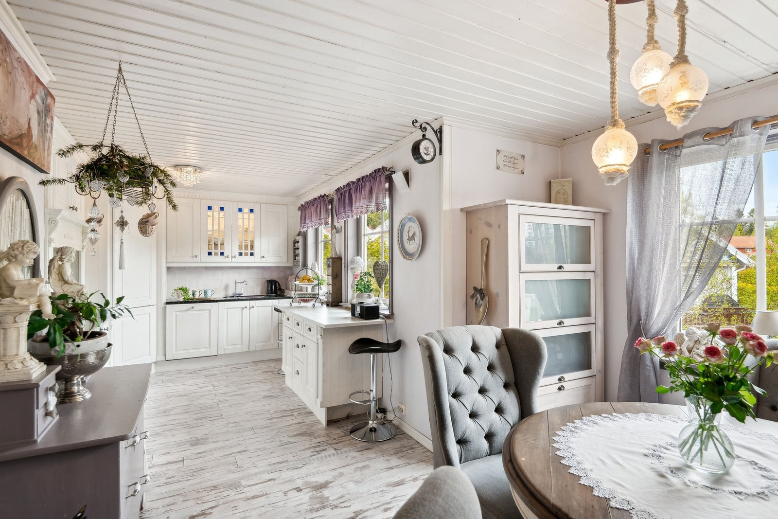 Veldig god plass og store vinduer.Her kan man spise mange hyggelige middager. Galleribilde