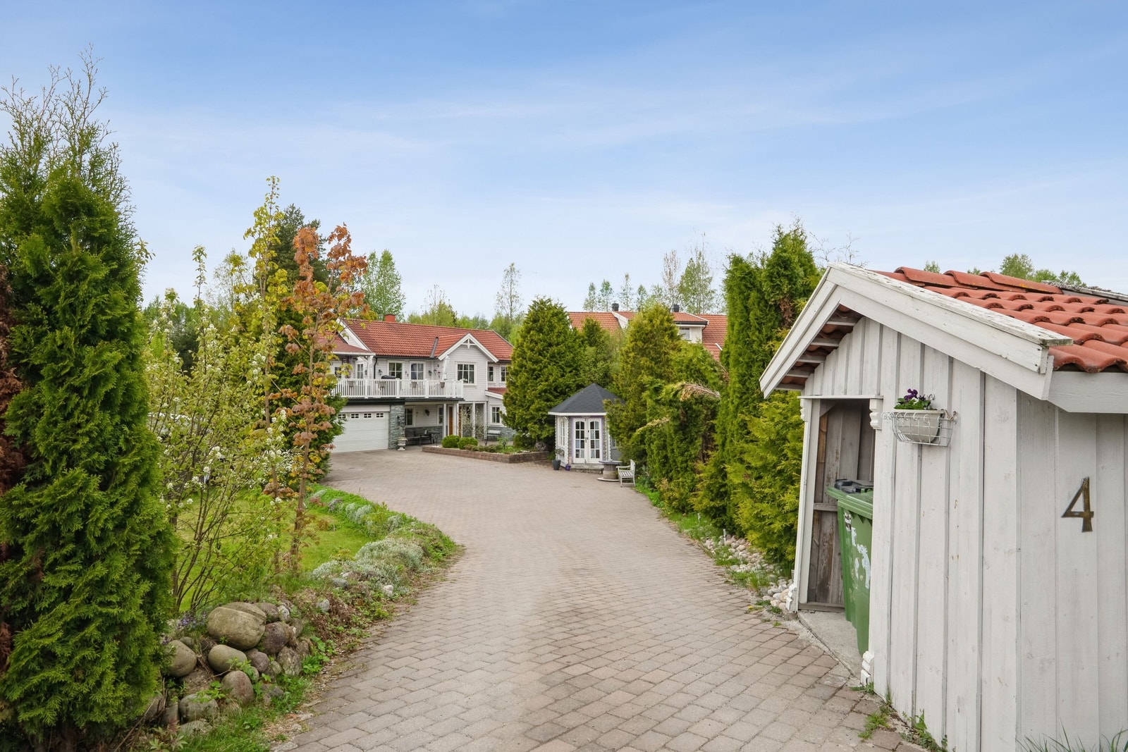 En nostaligisk stein gard følger veien inn til huset.Her vil det vokse stauder i tur og orden. Galleribilde
