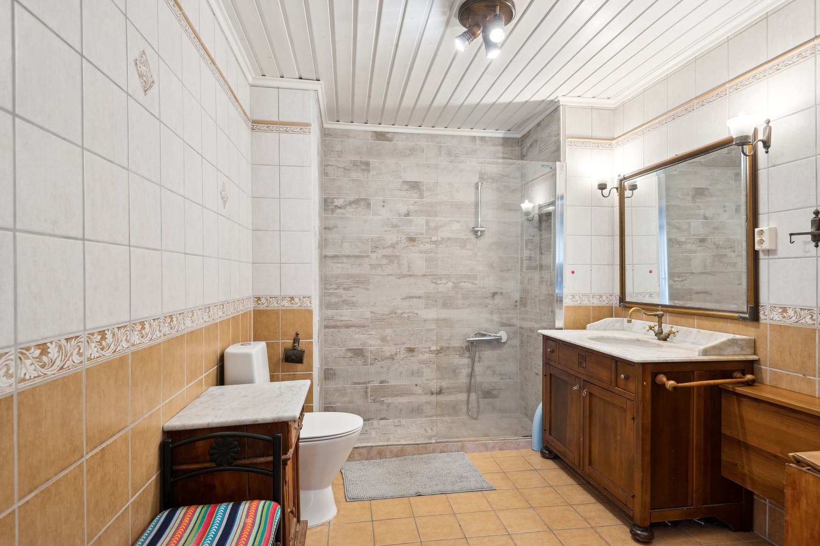 Engelsk nostalgisk stort bad med marmor og mahogni.En fornyet dusj nisje i spennende kontrast. Flislagt gulv med varmekabler.Utleie del Galleribilde