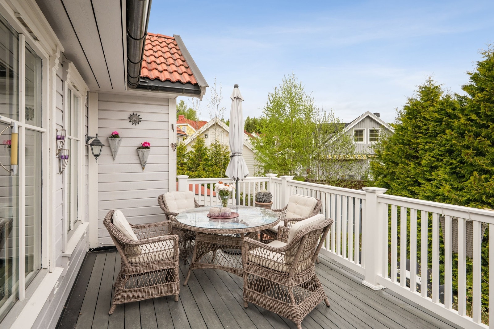 Her kan man nyte morgen solen. Meget stor og god plass til hva man måtte ønske seg av møbler Galleribilde