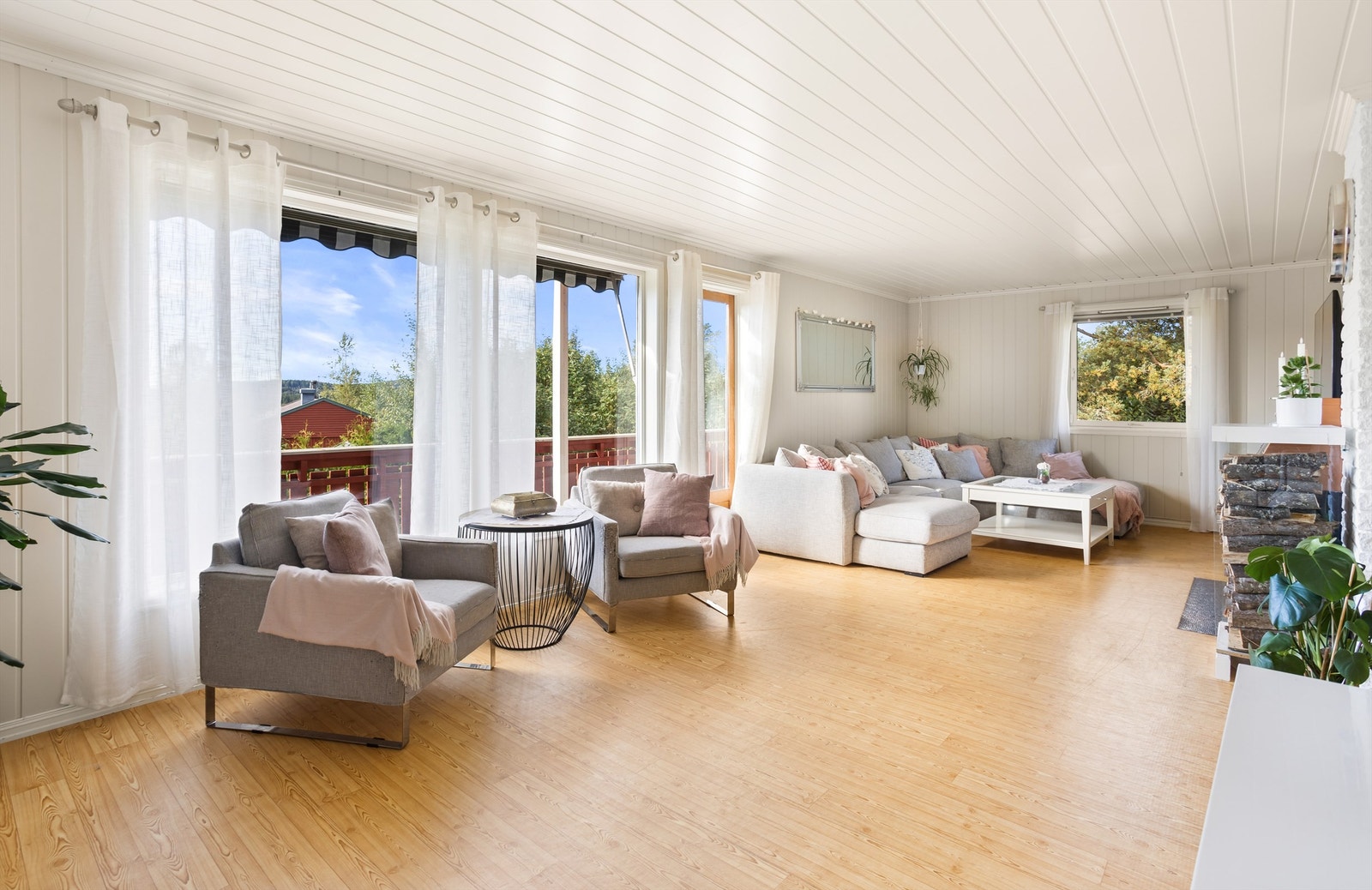 Utgang til terrasse fra stuen. Galleribilde