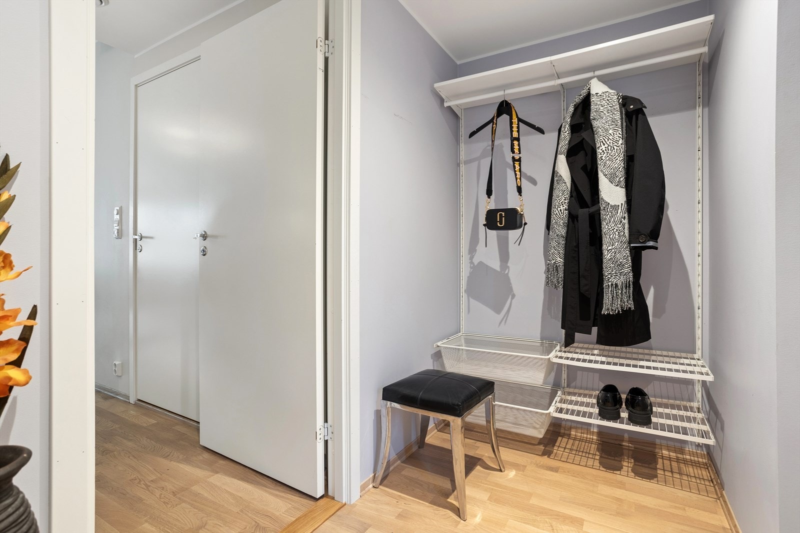God plass til oppbevaring av yttertøy i entrèen. Galleribilde