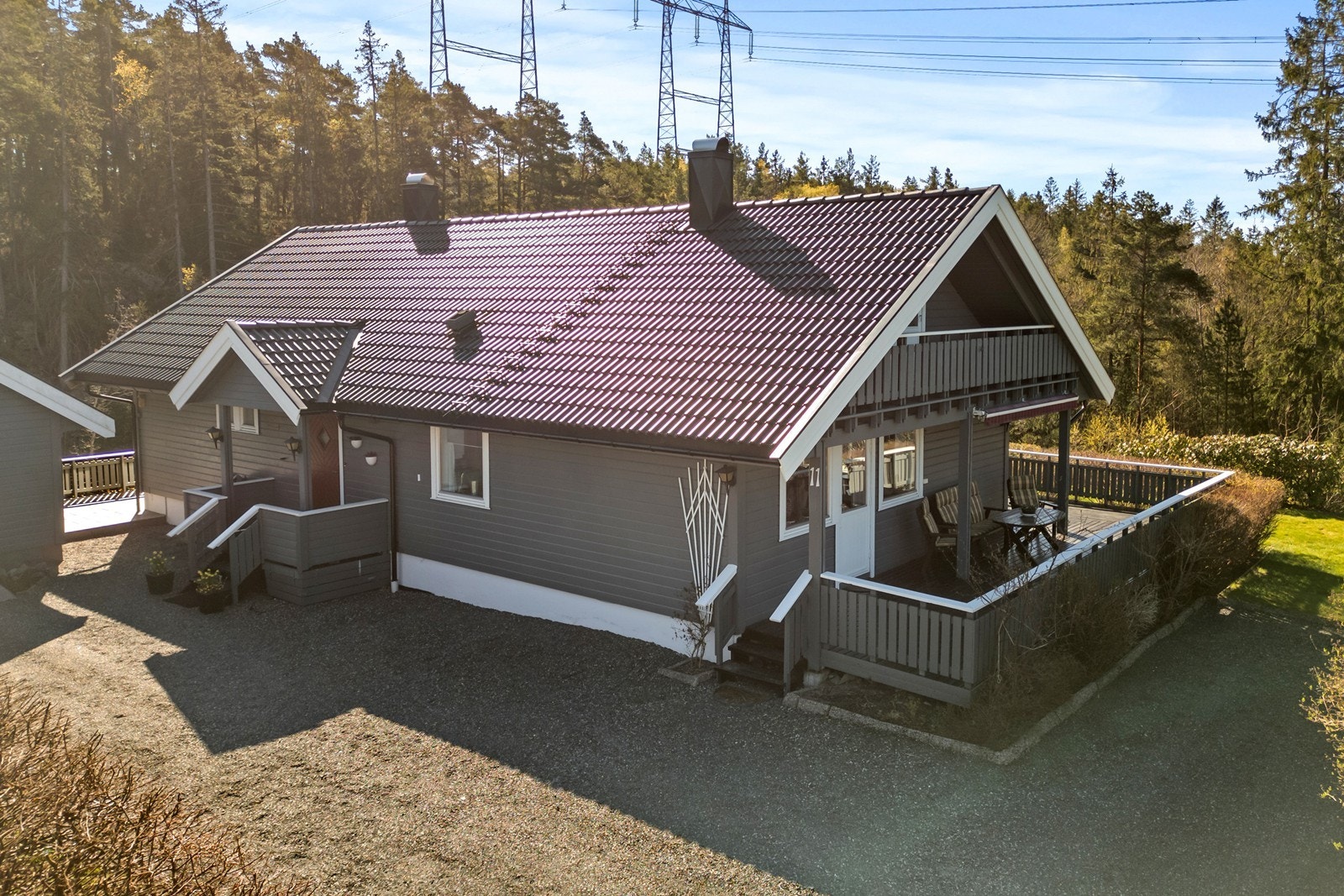Innholdsrik enebolig fra 1985 med store uteområder, inkludert et samlet terrasseareal på ca. 75 m². Galleribilde