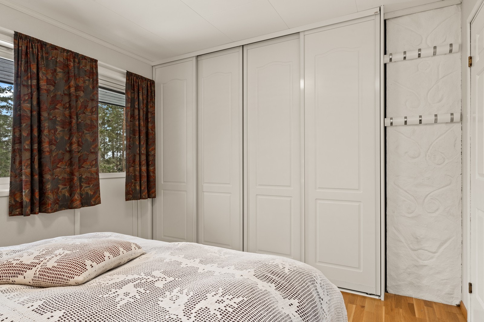 Rommet har en stor skyvedørsgarderobe som gir rikelig med oppbevaringsplass. Galleribilde