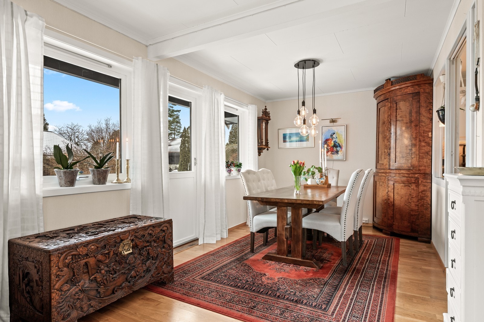 Fra spisestuen er det direkte utgang til boligens største veranda. Galleribilde