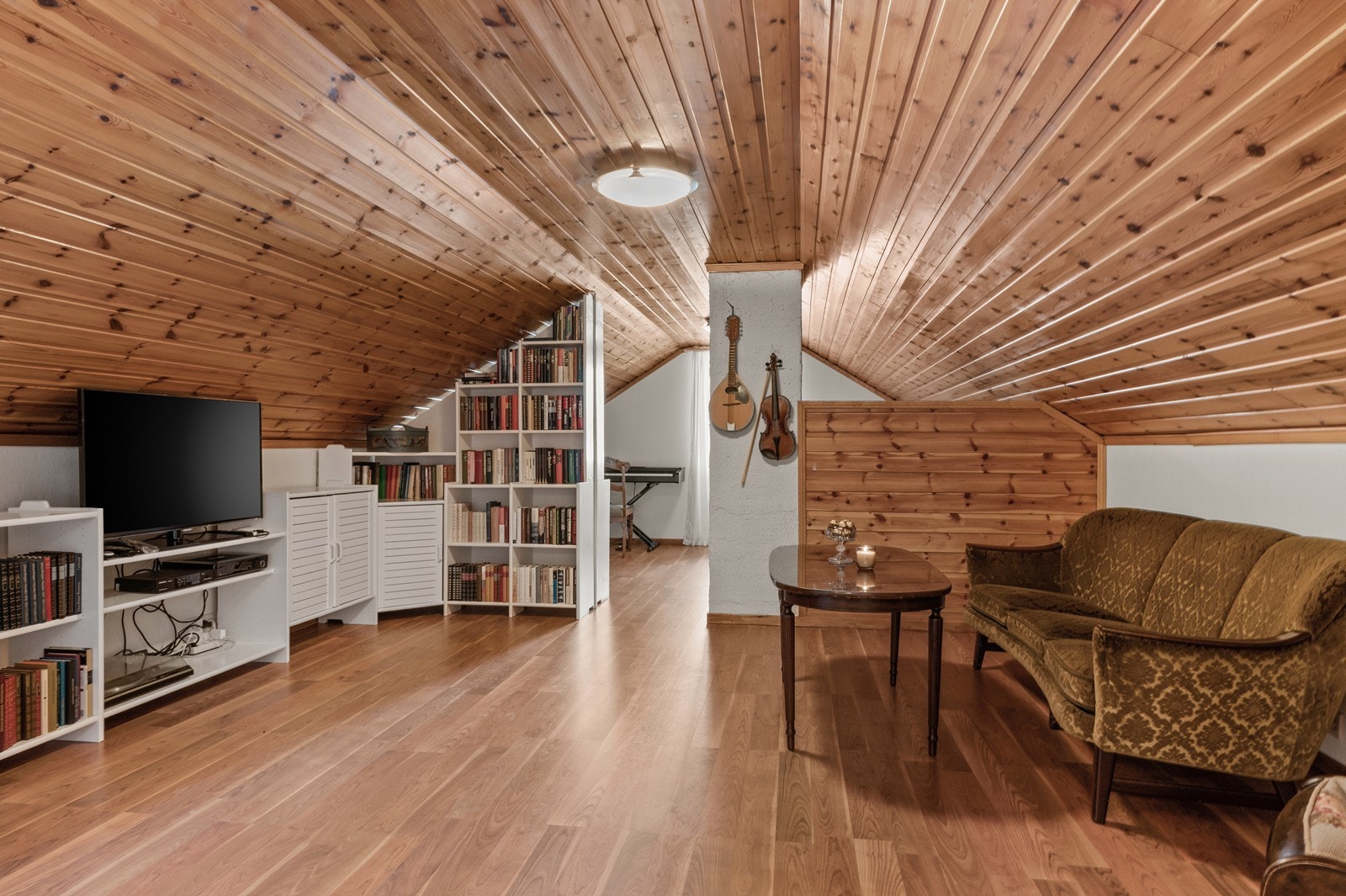 Loftesetasjen er innredet og omgjort uten byggemelding til kommunen og uten at nødvendige godkjennelser er gitt. Dette er en romslig TV-stue, ideell som en ekstra sone for familien. Galleribilde