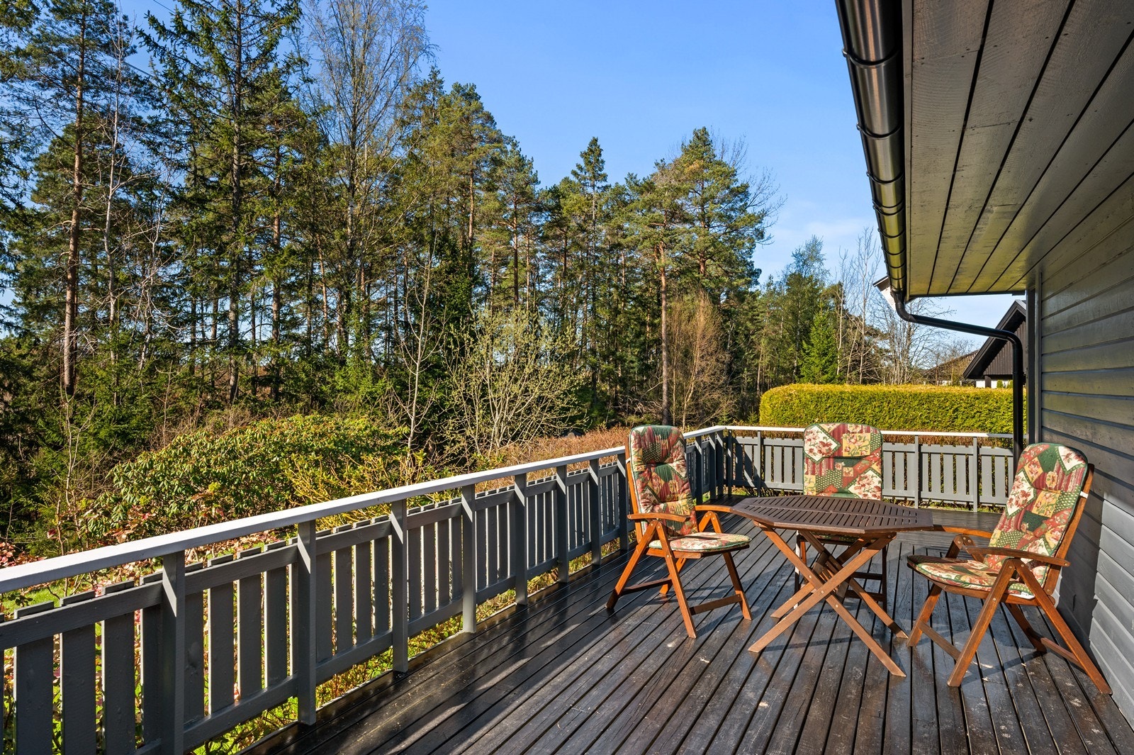 Solrik og usjenert terrasse som grenser mot friområder Galleribilde