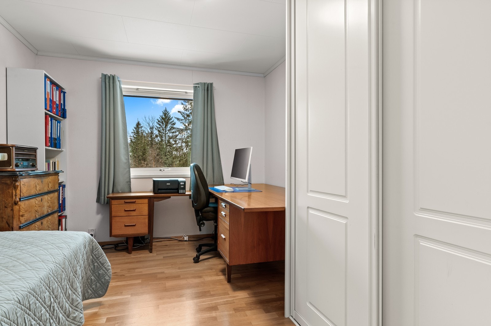 Det andre soverommet i 1. etasje i dag benyttes som kontor. Også her er det skyvedørsgarderobe. Galleribilde