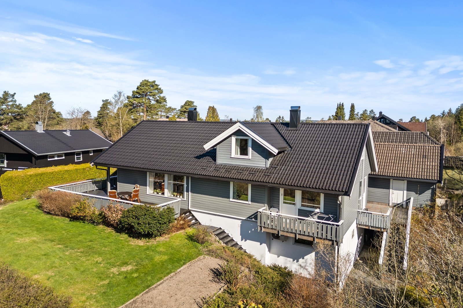 Koselig hage med beplantning. Galleribilde