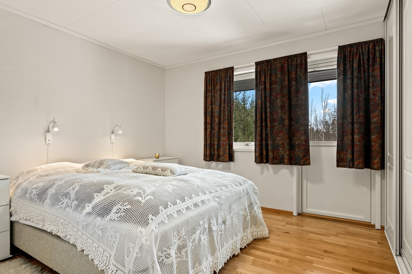 Hovedsoverommet i første etasje har god plass til dobbeltseng og egen utgang til verandaen. Galleribilde