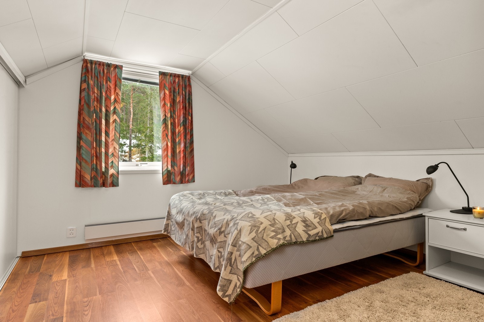 Det er også innredet to soverom i 2. etasje, uten at det er sendt byggemelding til kommunen og uten at nødvendige godkjennelser er gitt. Galleribilde