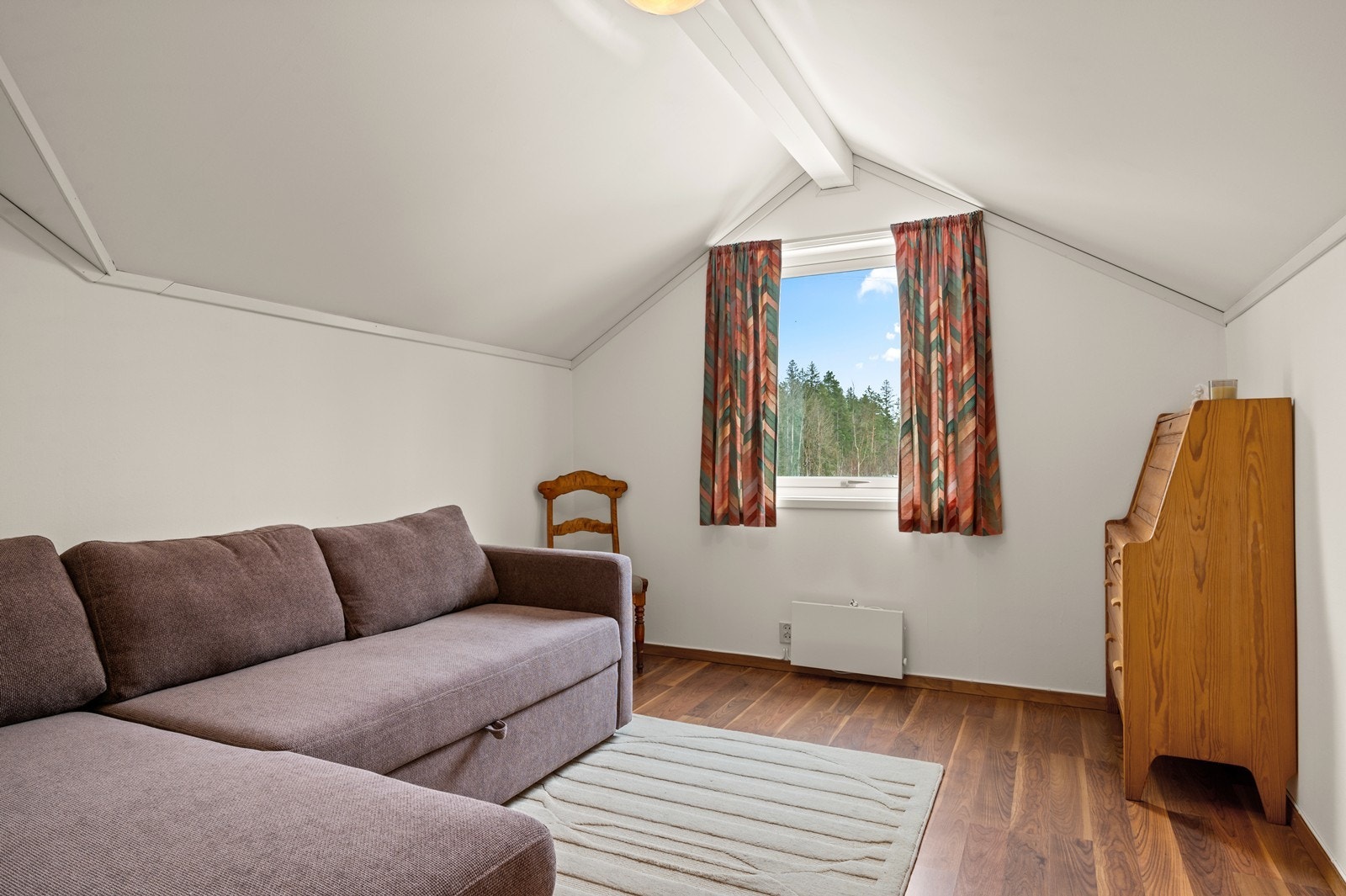 Det andre innredete rommet/soverommet i loftsetasjen, passer fint som gjesterom. Galleribilde