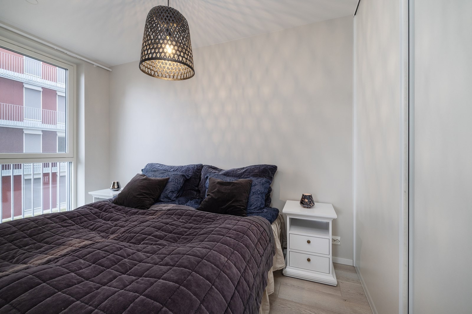 En romslig skyvedørsgarderobe gir rikelig med oppbevaringsplass på soverommet. Galleribilde