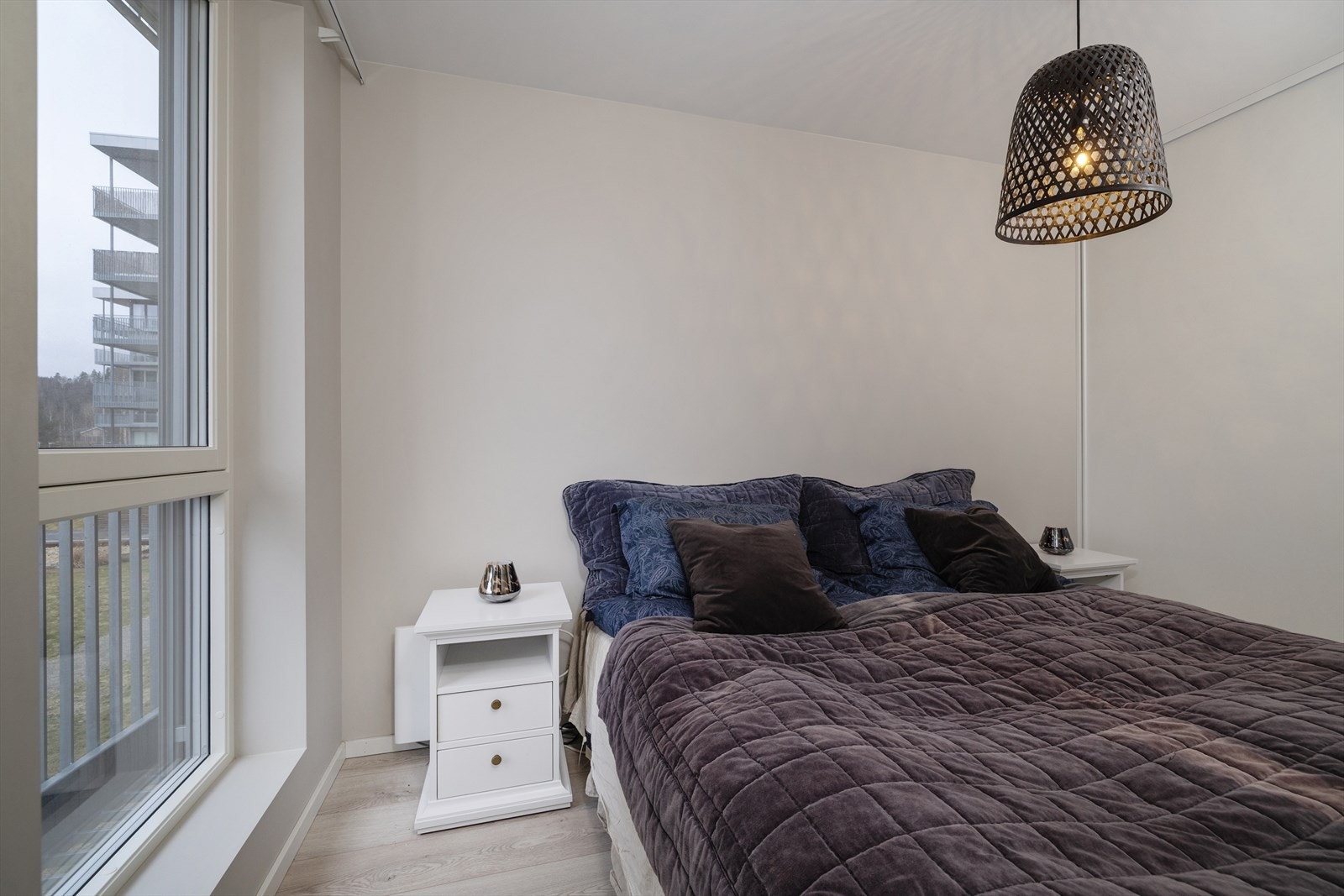 Soverommet har en plassbesparende skyvedør og vindu med solskjerming. Galleribilde