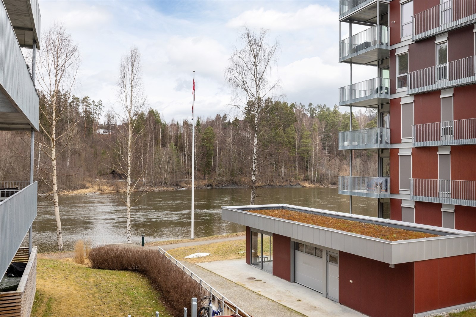 Sameiet Benterudstranda 7 er ett av ni boligsameier i området Elveparken. Galleribilde