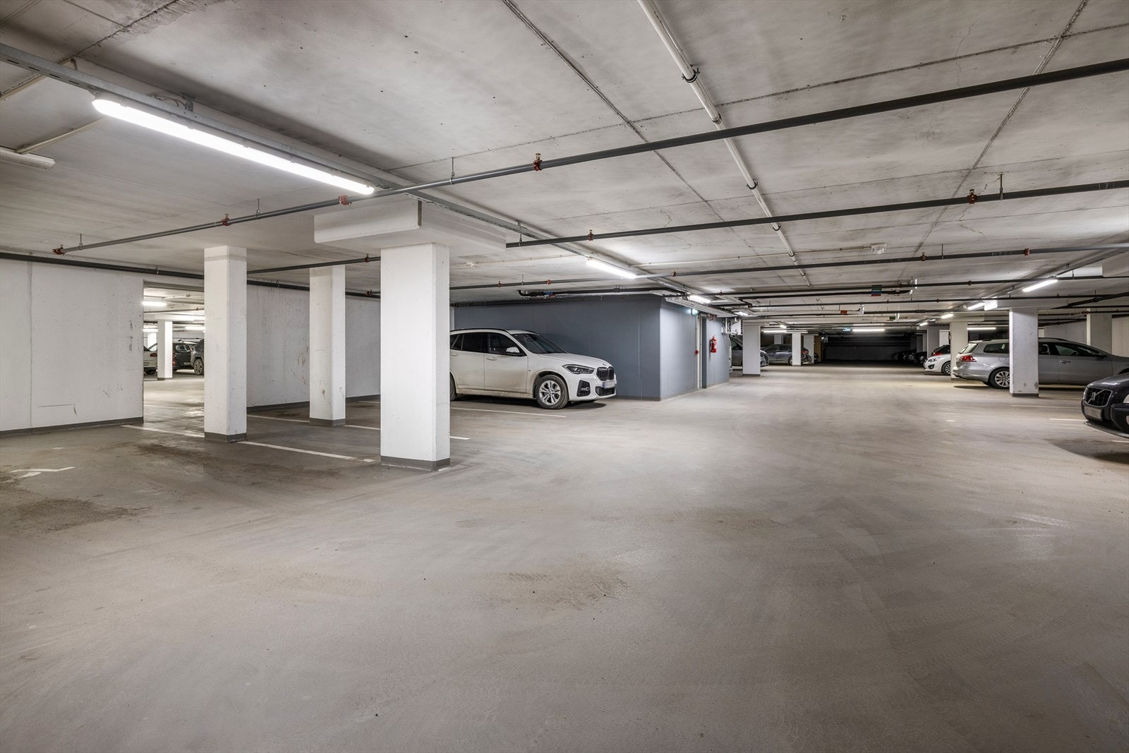 Parkering i felles parkeringskjeller. Plasser leies separat via utleier. Galleribilde