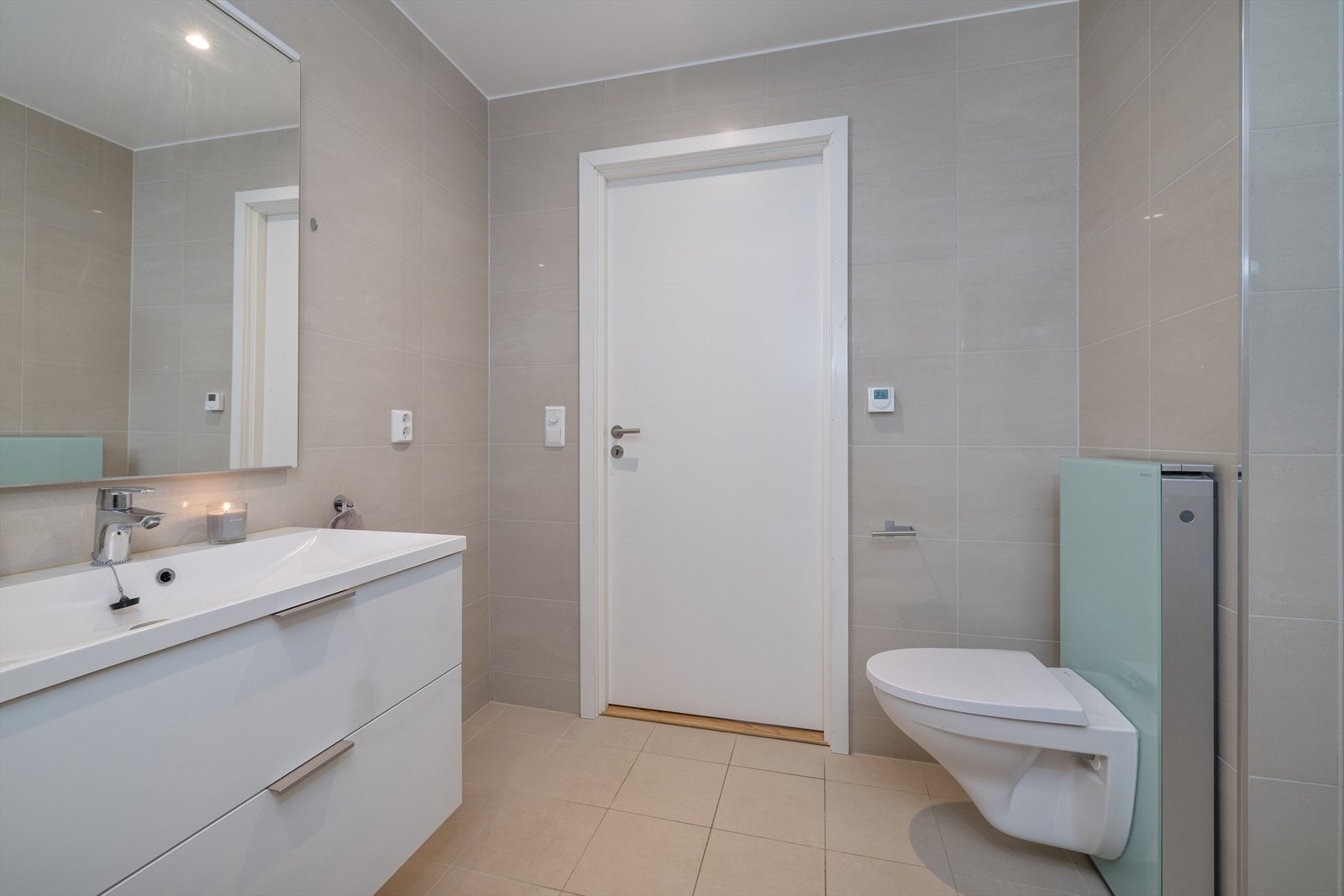 Moderne, helfliset bad med vannbåren gulvvarme for god komfort. Galleribilde