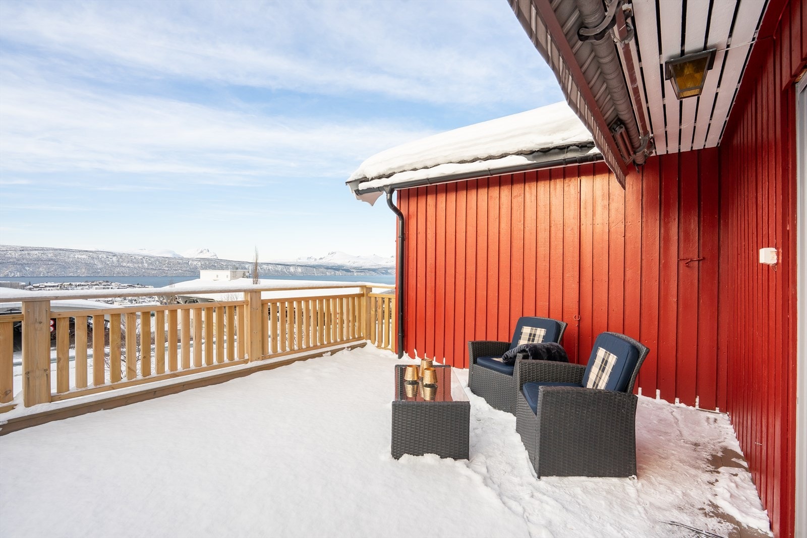 Stor altan med god plass for møblering i flere soner. Galleribilde