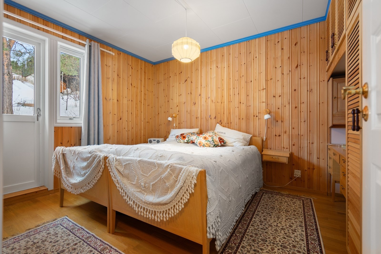 Soverom 1 er romslig med plass til både seng og arbeidsstasjon, flere innebygde skap for god oppbevaring, og utgang til egen balkong. Galleribilde