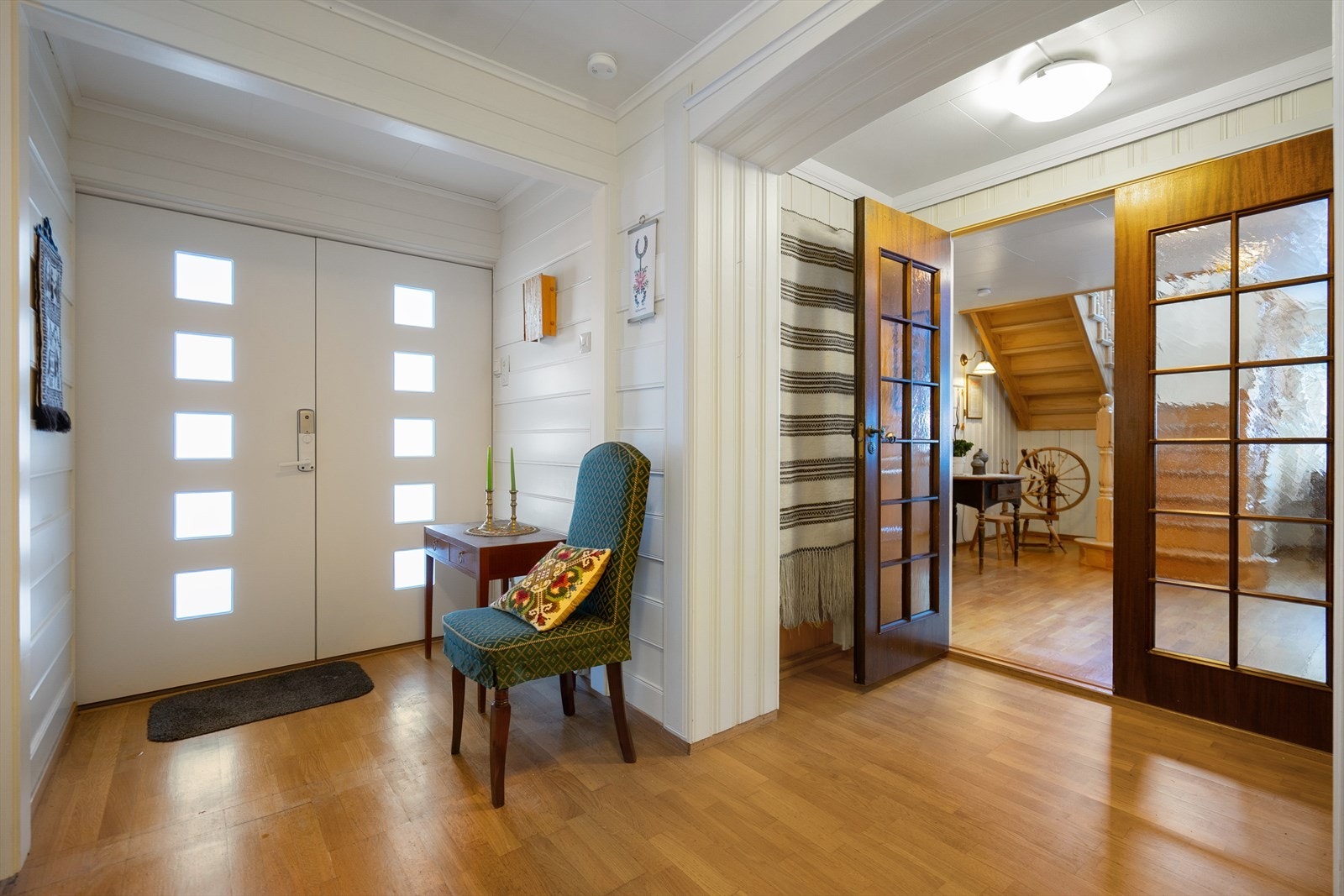 Velkommen inn! Entré med god plass for oppbevaring av yttertøy. Galleribilde