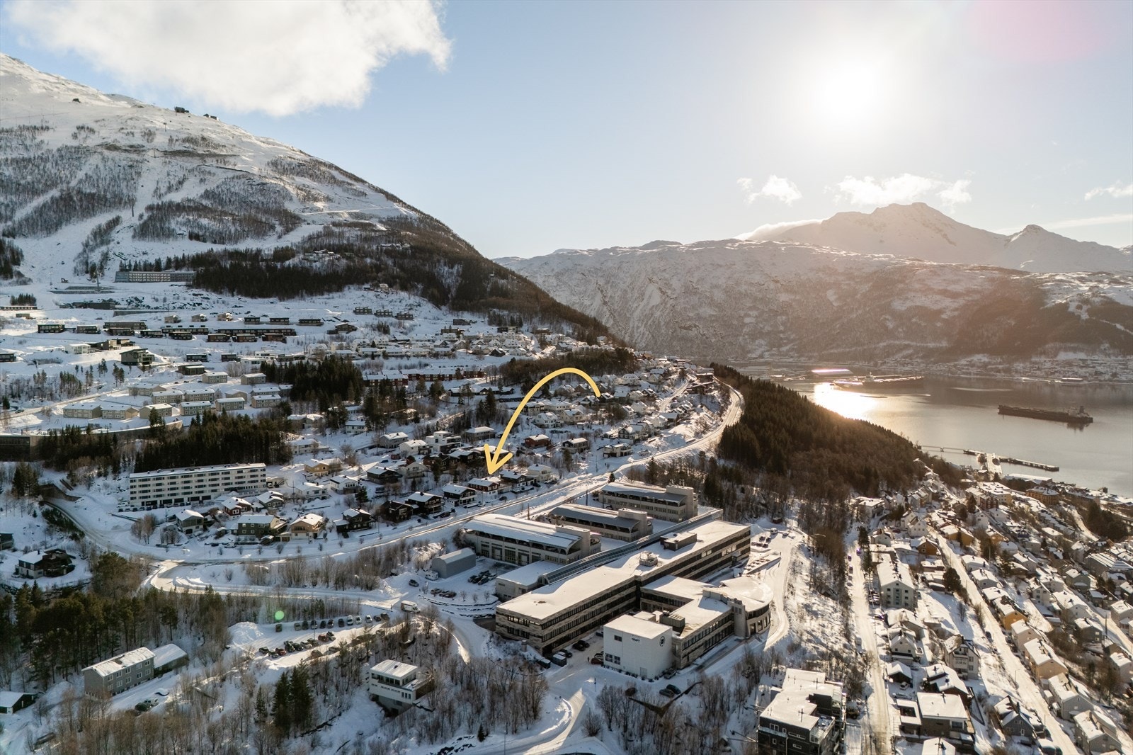 Denne romslige eneboligen har alt-attraktiv og sentral beliggenhet, stor stue, kjøkken, 4 soverom, kjellerstue, utleiedel og utsikt. Galleribilde
