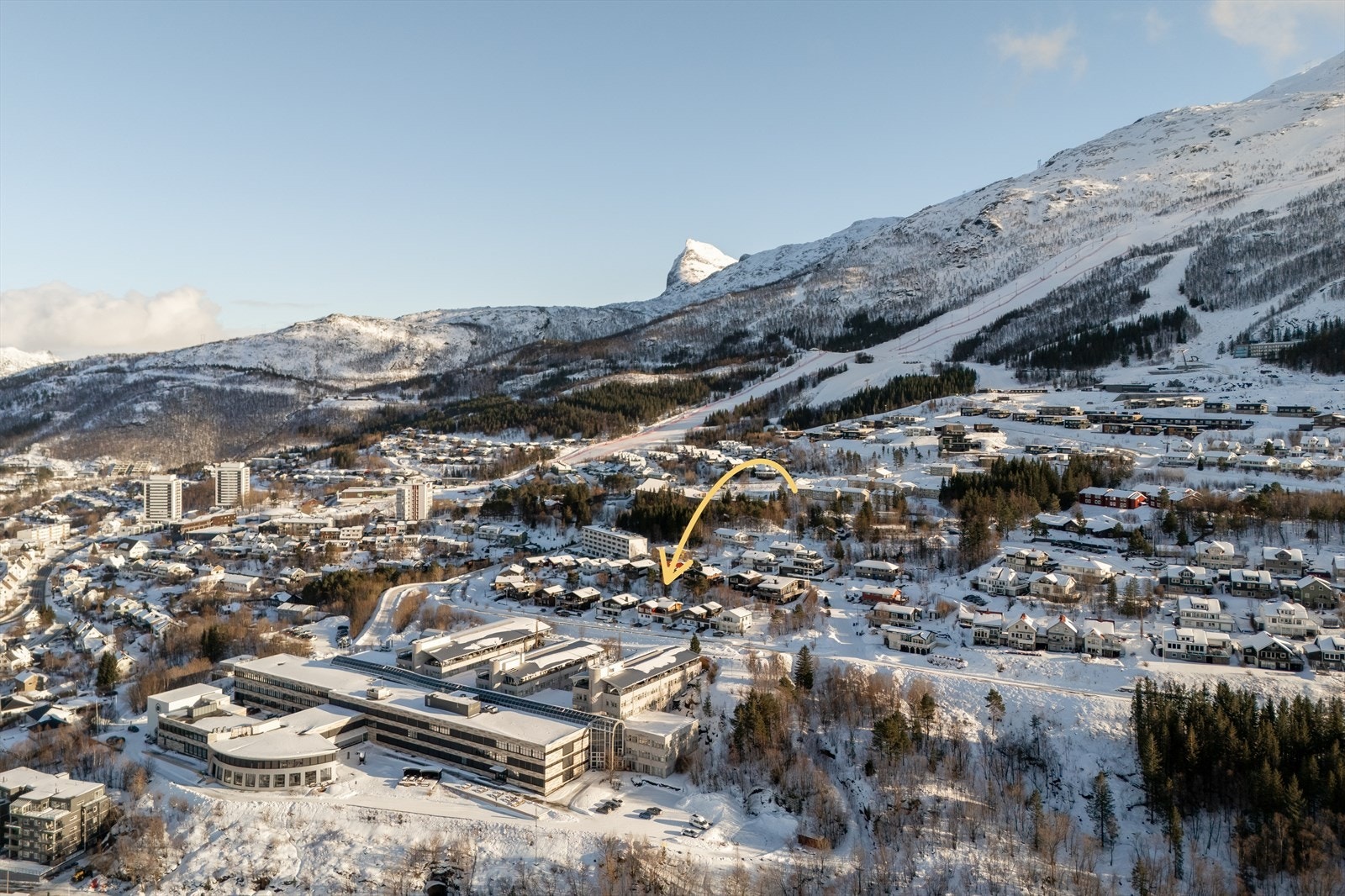 Boligen har gangavstand til flotte turområder, skianlegg, barnehage, skole, UiT, dagligvarebutikk. Galleribilde