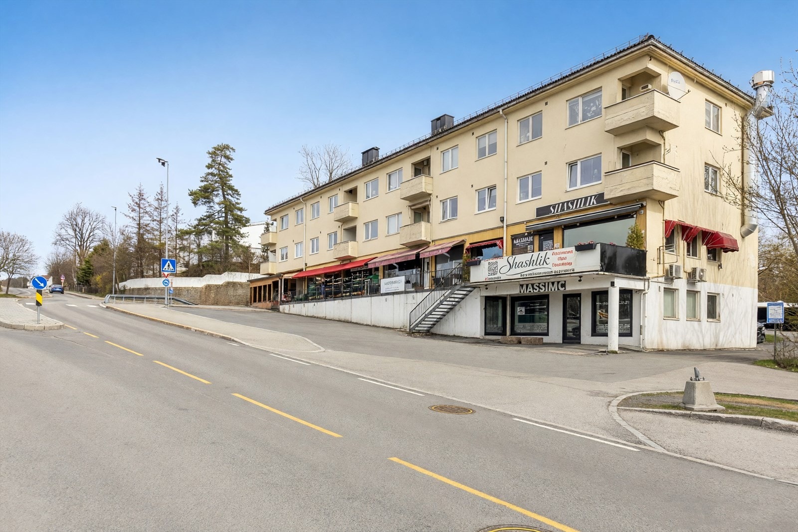 Vis-a-vis t-banen finner du et lite nærsenter med søndagsåpen frukt&grønt som er veldig populær! Galleribilde