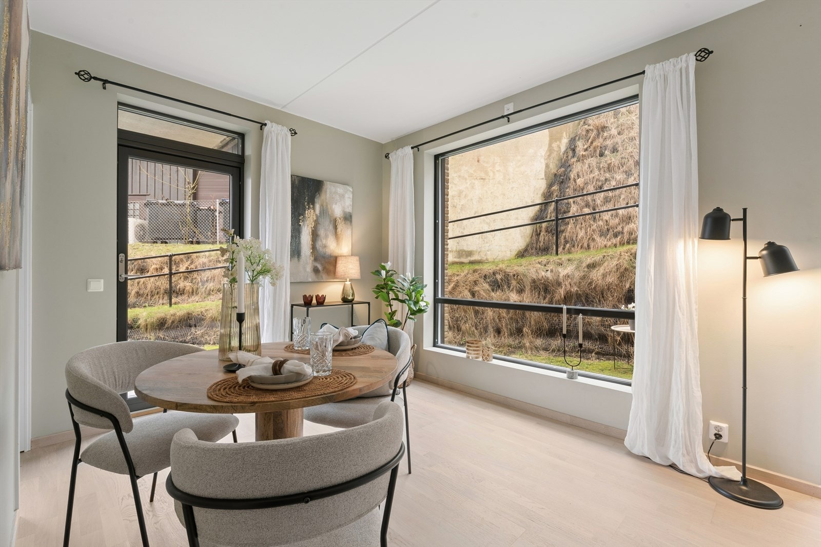 Utgang til uteplassen. Galleribilde