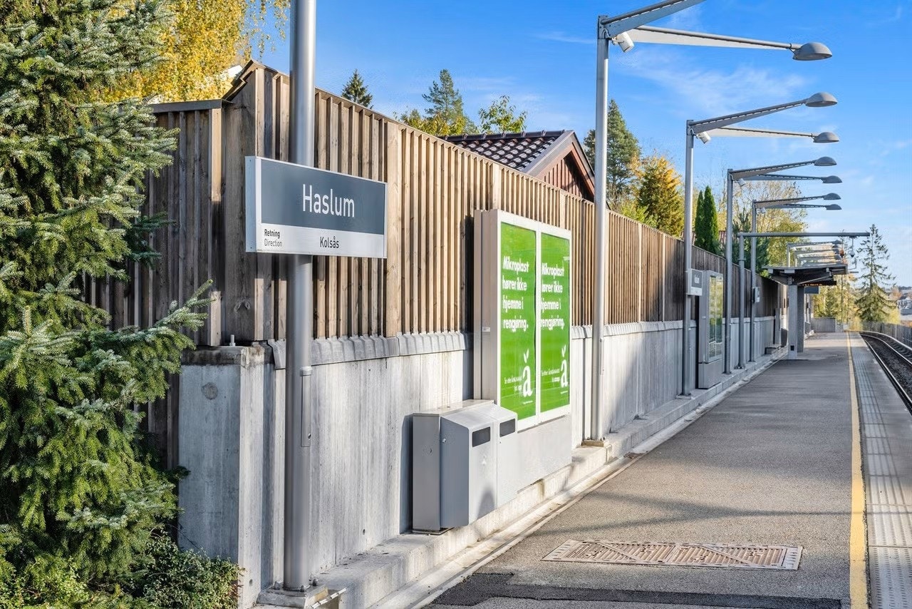 Kun få min. gange til Haslum t-banestasjon. På andre siden av veien ligger et nærsenter med bl.a. dagligvarer. Galleribilde