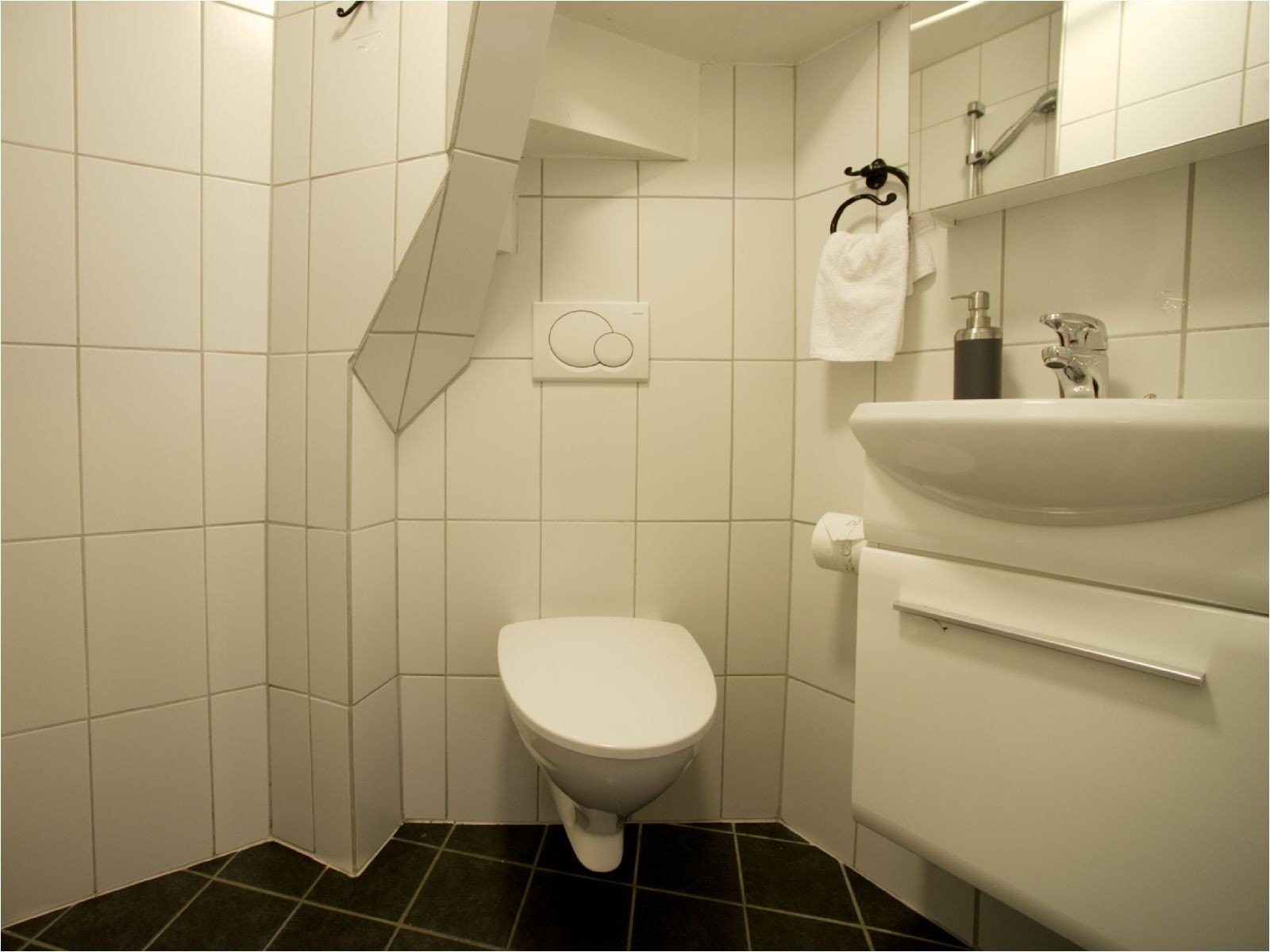 Badet er flislagt og har varme i gulvet - Felles vaskerom Galleribilde