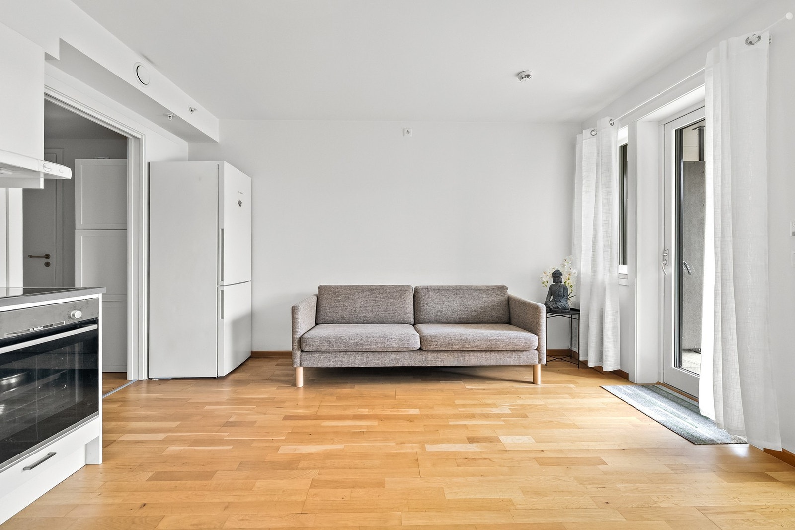 Luftig stue med store vindusflater som slipper inn rikelig med naturlig lys. Galleribilde