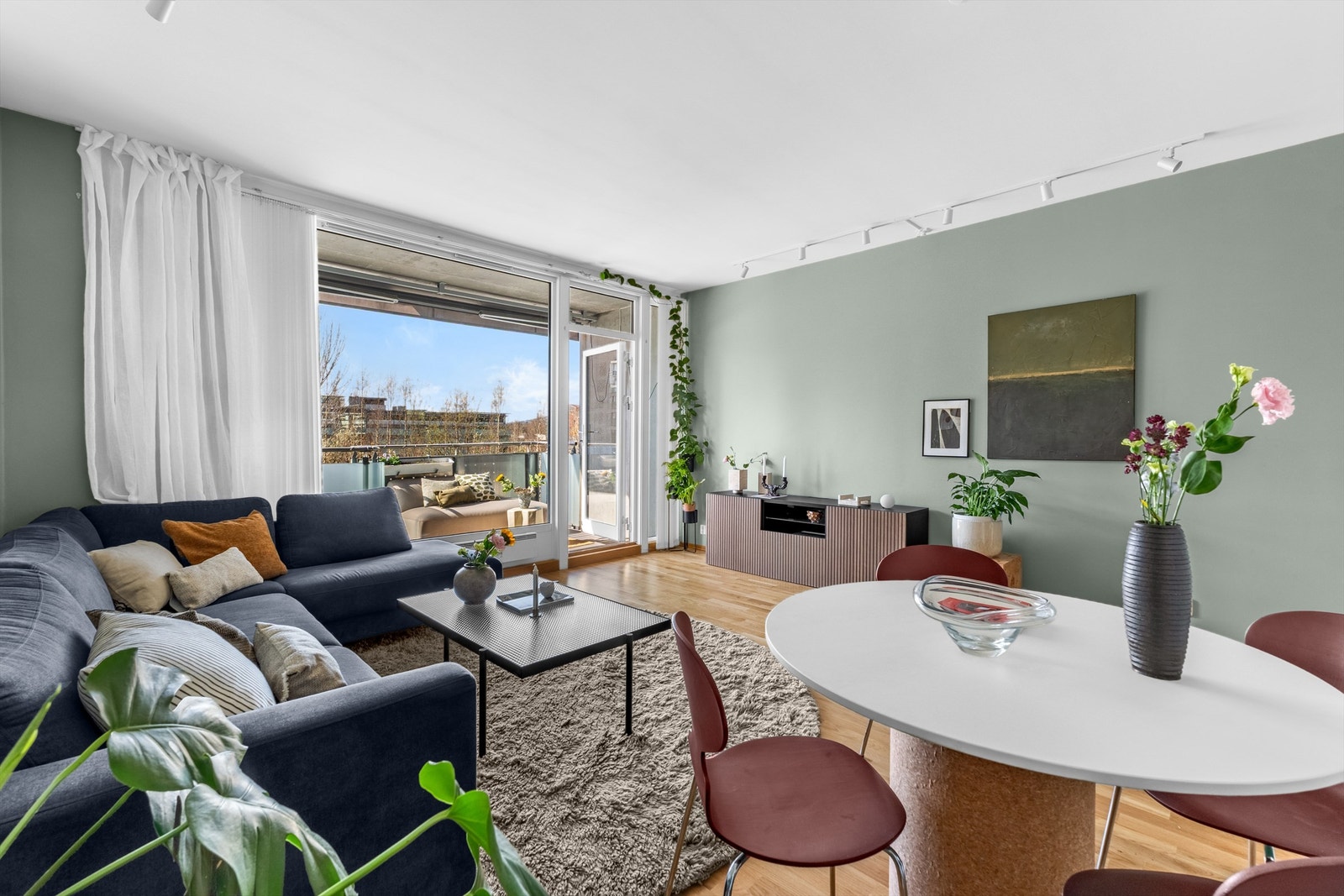 Her er det god plass til en sofagruppe med tilhørende møbler, samt god plass til en hyggelig spisegruppe og flere muligheter for å sette sitt eget personlige preg. Galleribilde