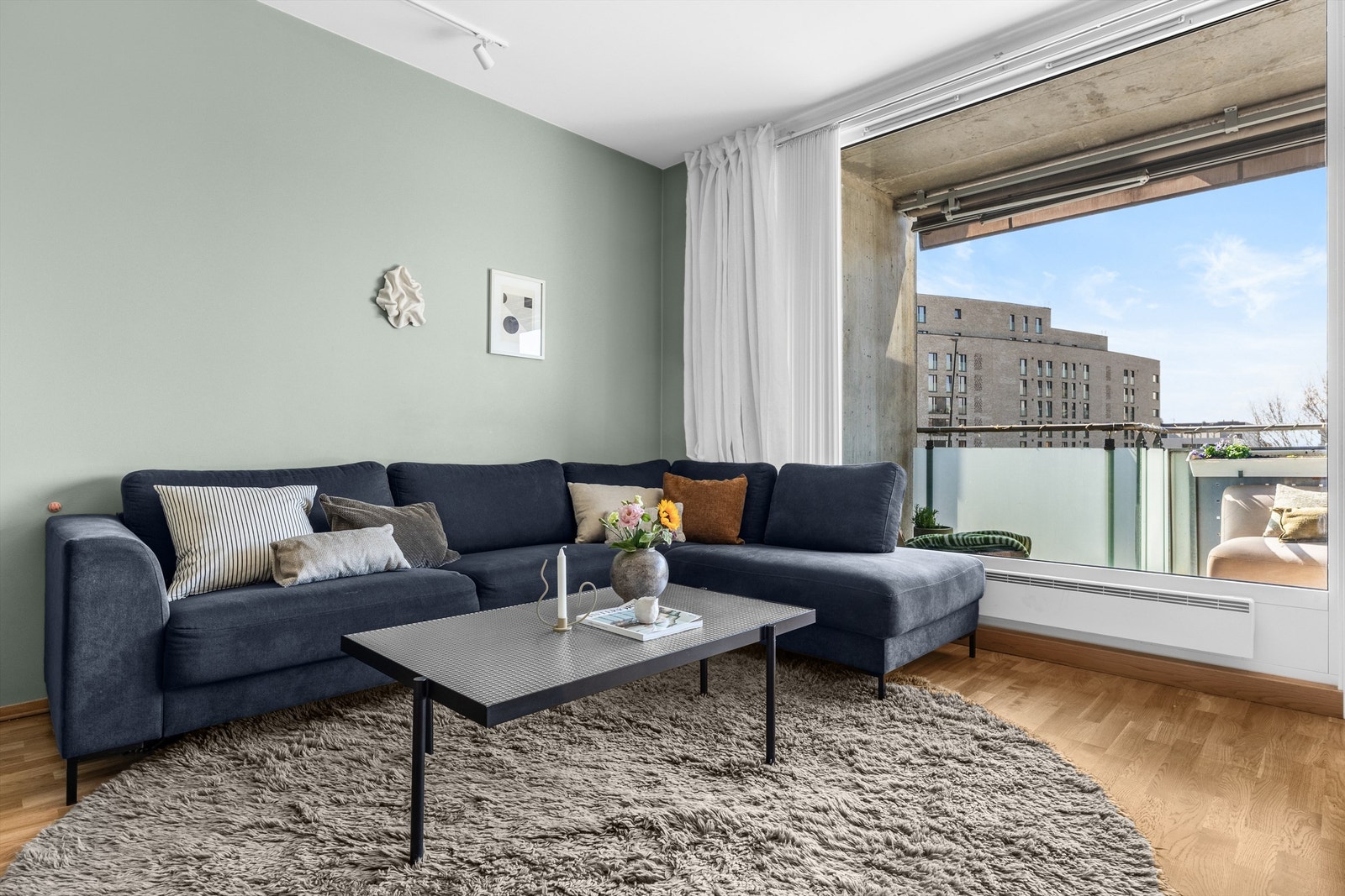 Interiøret i hele leiligheten preges av lyse, moderne flater. Galleribilde
