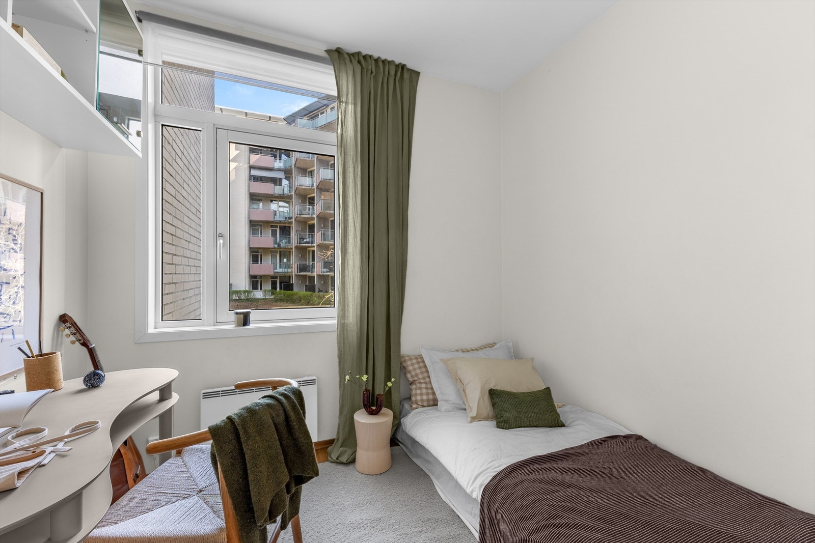 Soverom 2: Med adkomst fra entré - Her kan du enkelt innrede med seng og skrivebord. Galleribilde