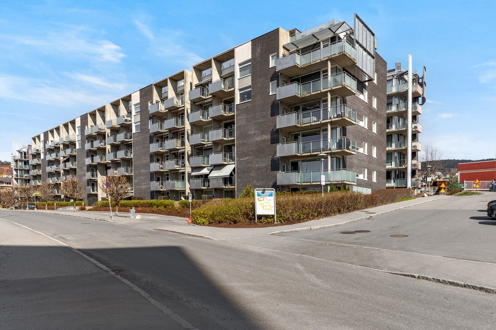 Moderne leilighetsbygg fra 2007 med fasader i teglstein, trekledning og plater. Galleribilde