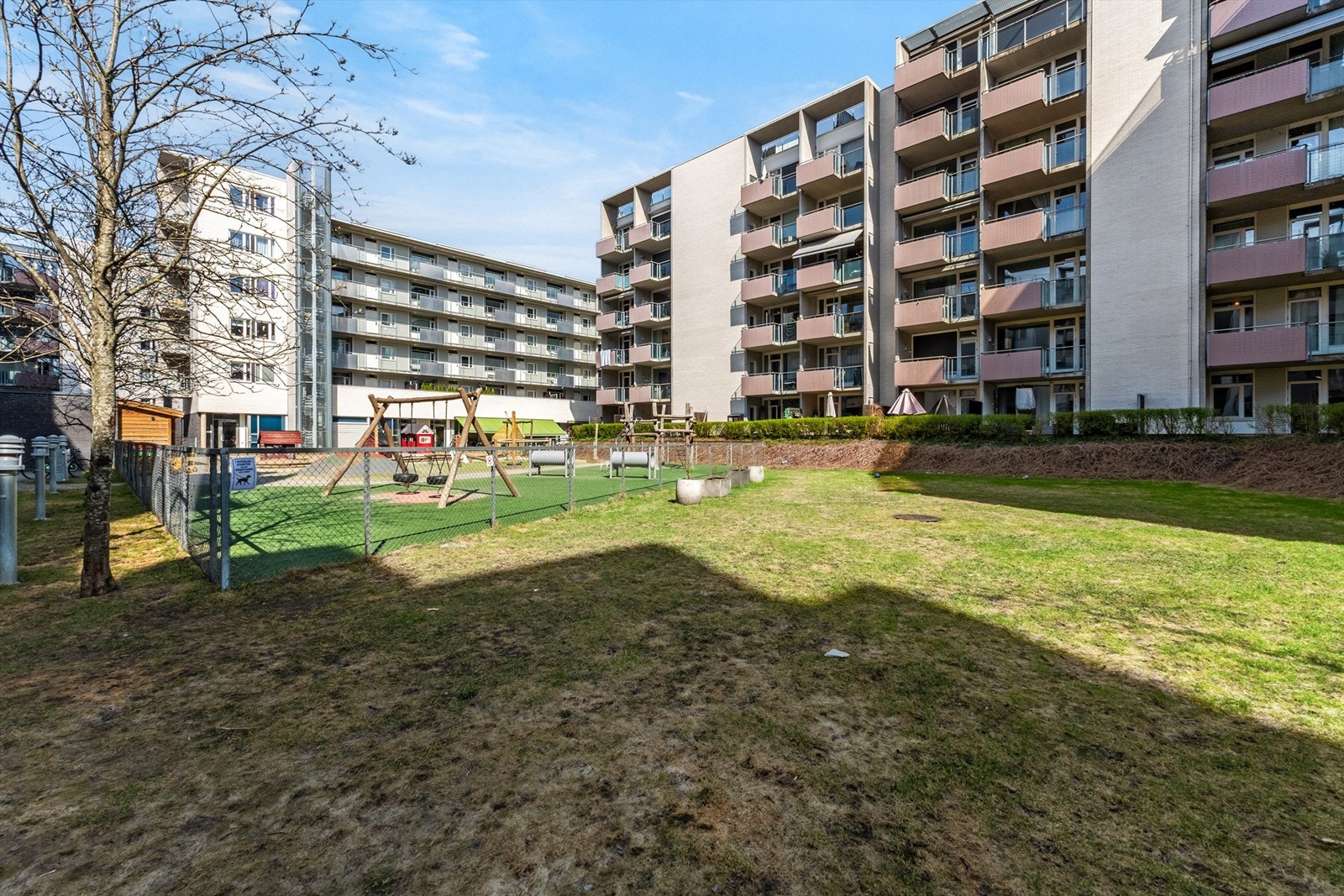 Fellesarealene er opparbeidet med asfalterte veier, lekeplasser, sykkelparkering, sittegrupper og plenarealer. Beboere har prioritet i Eventyrstua barnehage. Galleribilde