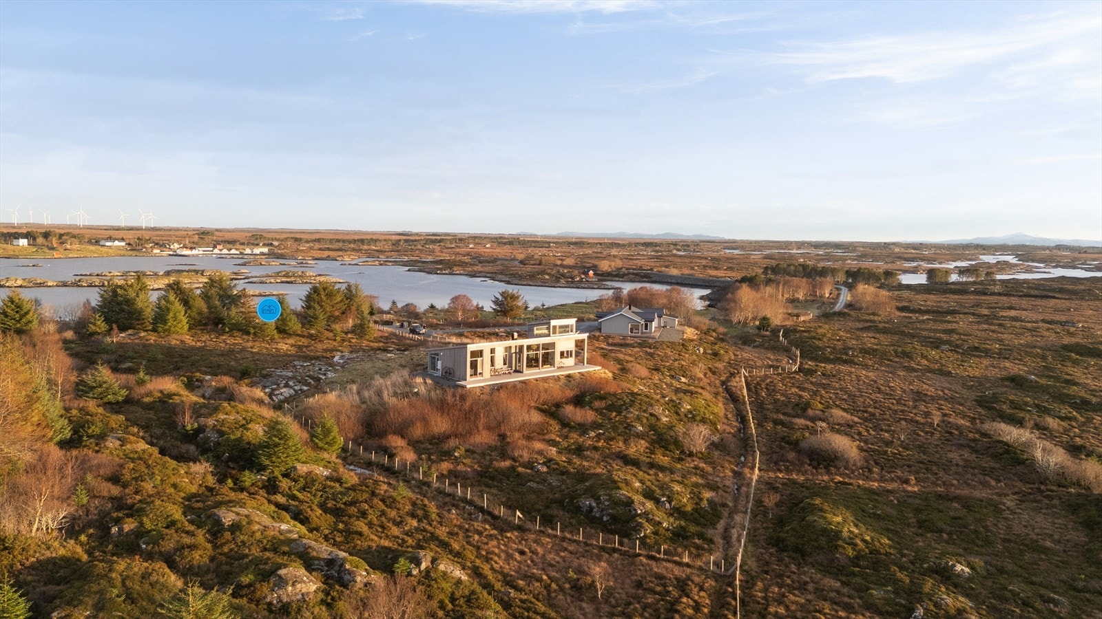 Idyllisk beliggenhet sørøst på Smøla. Blått merke viser ca beliggenheten til naustet. Galleribilde