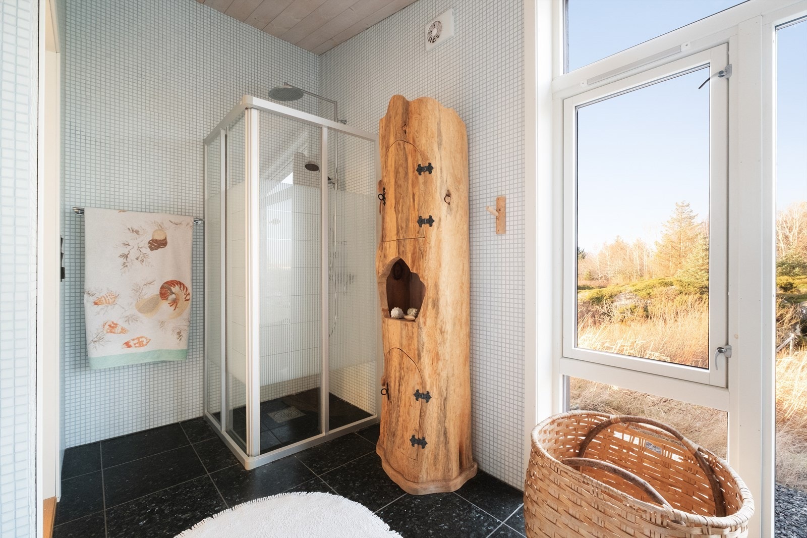 Badet er videre utstyrt med dusjhjørne med tropedusj. Galleribilde